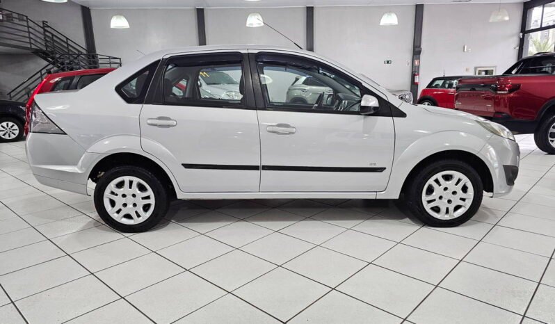 
								Ford Fiesta Sedan 1.6 SE 8V ano 2014 completo									
